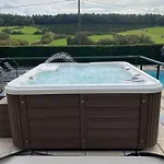 Contemporary In With Private Pool * Wellin