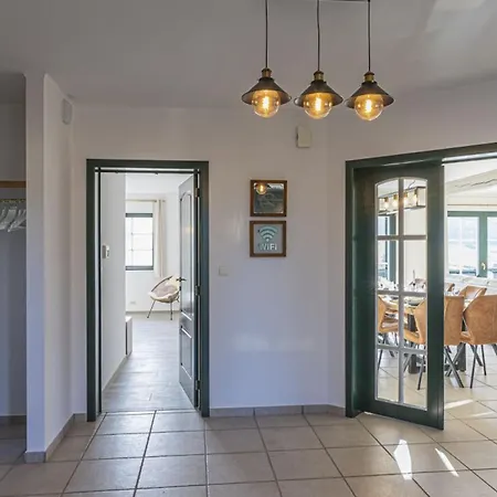 Contemporary In With Private Pool *