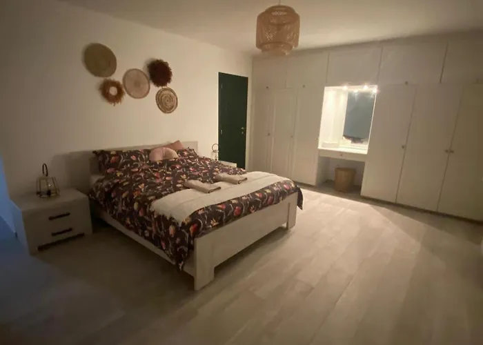 Contemporary In With Private Pool