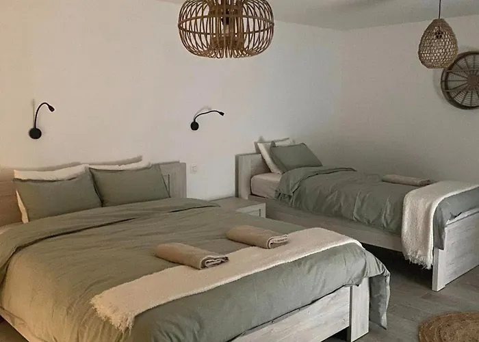 Contemporary In With Private Pool